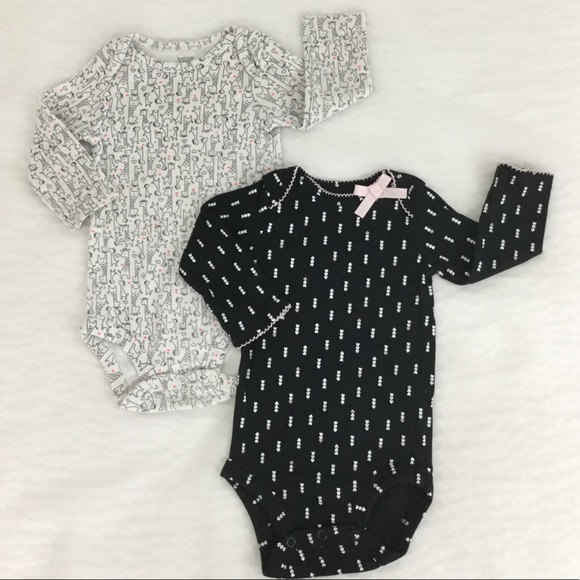 Girl’s Bundle of 2 Onesies ~ Hearts and Giraffes Size 9 Months - Picture 1 of 3